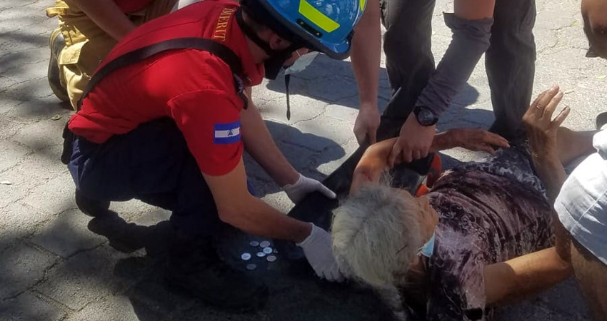 La víctima sufrió golpes y una posible fractura en un brazo, tras ser atropellada por un motociclista en el barrio Panamá Soberana, de la ciudad de Estelí.