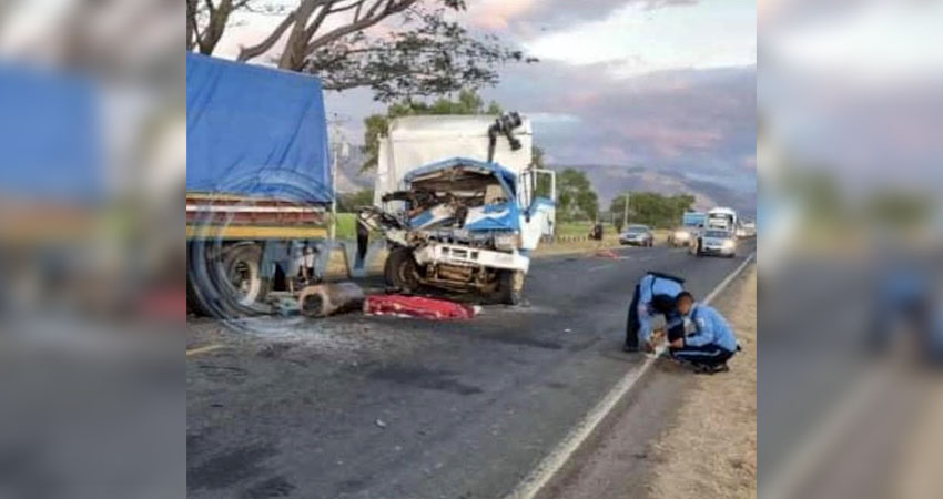 Impactaron contra el camión que estaba estacionado. Foto tomada de redes sociales