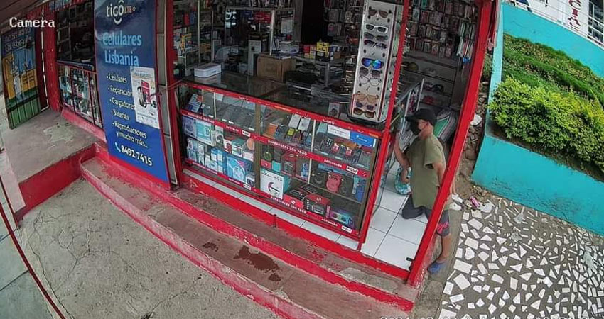 Julio Cesar Benavidez, apodado “Julio Mico”, robando en Estelí.  Foto: Captura de pantalla