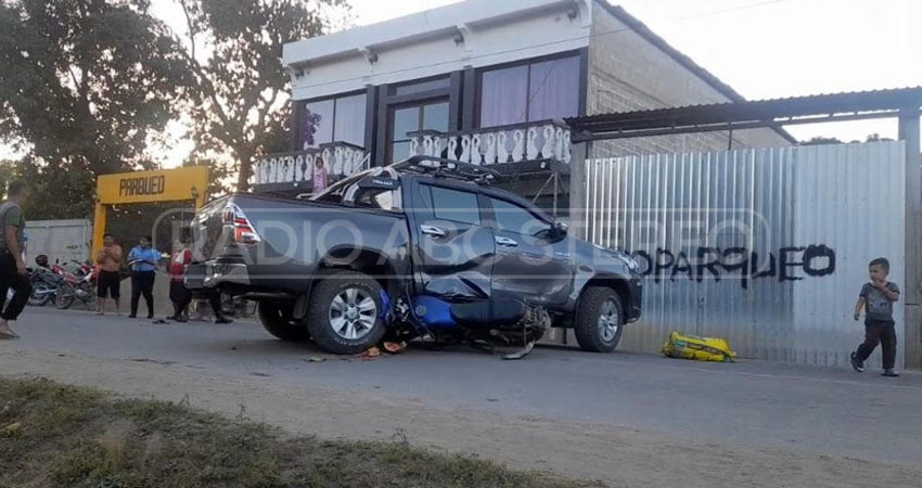 Motociclistas impactan en camioneta. Foto: Cortesía/Radio ABC Stereo