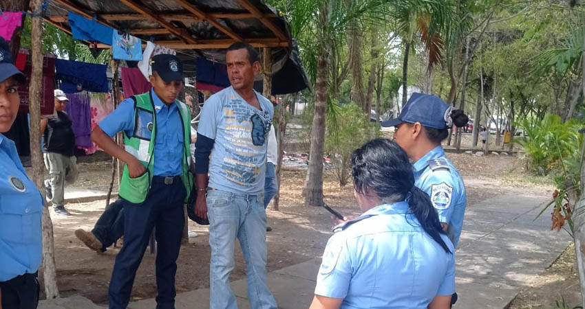 Hombre acusado de robar en unidad de bus. Foto: Cortesía/Radio ABC Stereo