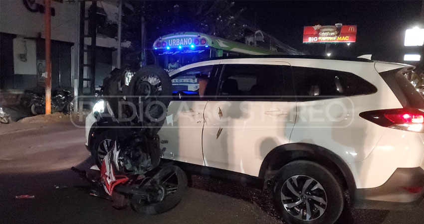 Motociclista impactó al costado de un vehículo. Foto: José Enrique Ortega/Radio ABC Stereo