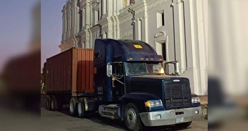 Transporte pesado irrumpe en histórica calle de León. Foto: Cortesía/Radio ABC Stereo