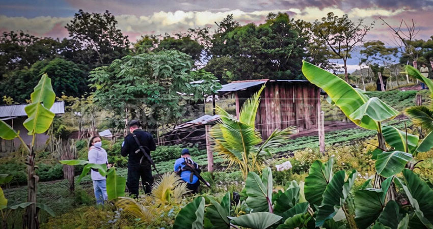 De acuerdo con la investigación, el adolescente presuntamente disparó al intervenir en defensa de su madre.