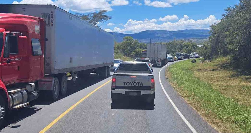 En redes sociales circulan videos de conductores aventajando en curvas. Foto: Cortesía