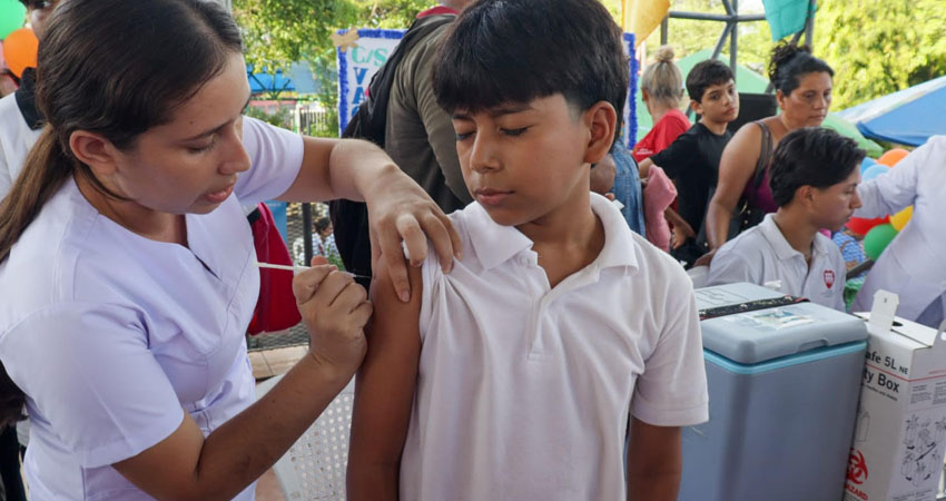 La vacuna está disponible en todas las unidades de salud y se aplica a niñas y niños de 9 años de edad. También se está vacunando contra enfermedades como el sarampión y fiebre amarilla.