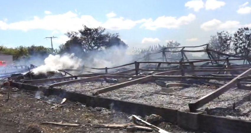 El fuego consumió todo el galerón. Foto: Cortesía