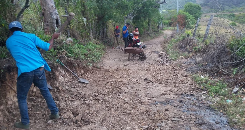El camino es reparado por los comunitarios. Foto: Juan Fco. Dávila/Radio ABC Stereo