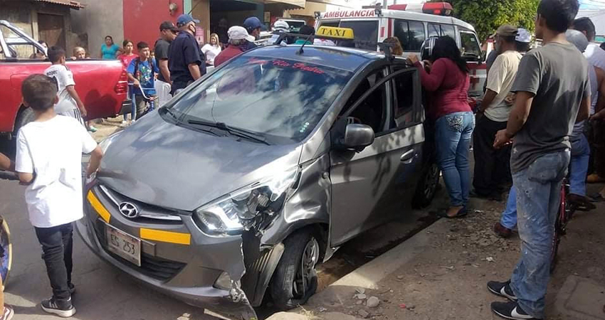 La joven motociclista fue trasladada al hospital. Foto: Juan Fco. Dávila/Radio ABC Stereo