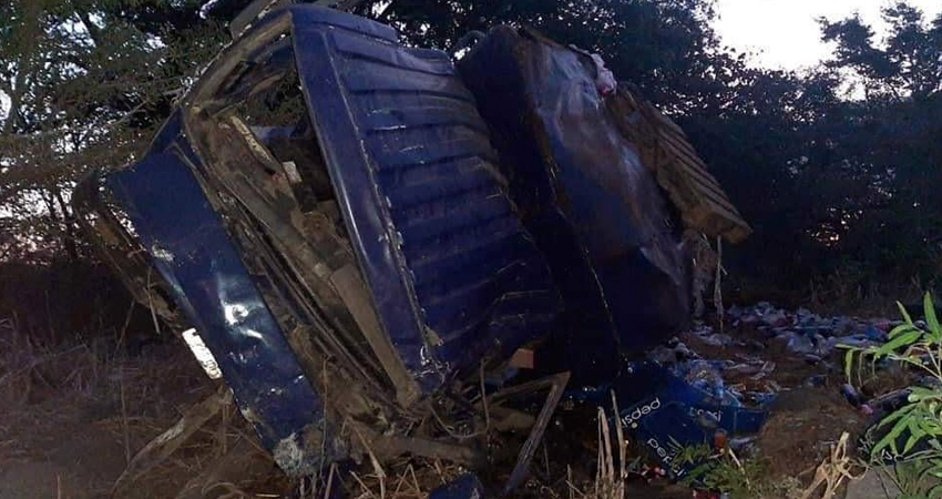 El camión quedó volcado a un lado del camino. Foto: Cortesía