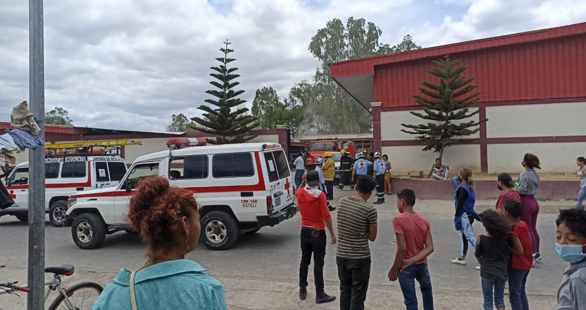La emergencia ocurrió en la fábrica conocida como Ebanistería Gutiérrez Martínez. Foto: Famnuel Úbeda/Radio ABC Stereo