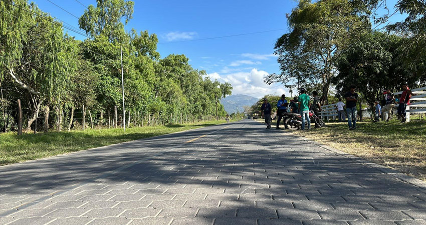 La motociclista perdió el control de su medio de transporte y resultó con golpes en varias partes de su cuerpo, además de daños en su automotor.