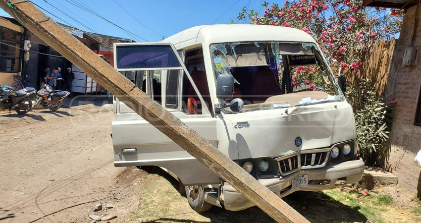 El percance vial se registró antes de las 12 del mediodía de ayer martes. Supuestamente una falla mecánica en el timón provocó el accidente.