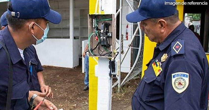 Oficiales de bomberos realizan inspecciones para evitar futuros incendios en tramos del mercado.