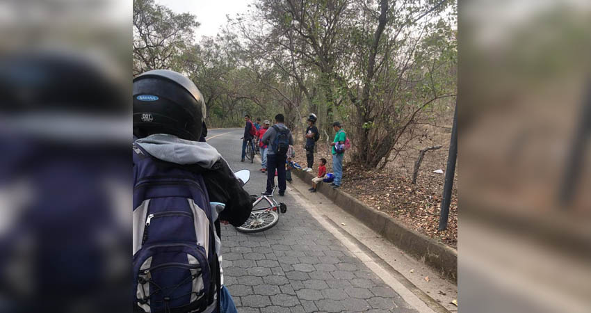 Los afectados viajaban en bicicleta cuando fueron embestidos y cayeron a una cuneta, resultando con lesiones en varias partes de su cuerpo.