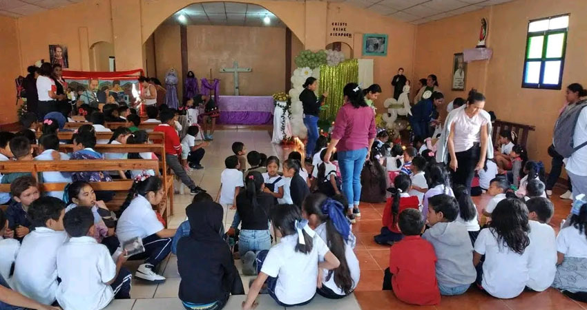 Desde el jueves se han realizado actividades recreativas y visitas por parte de diferentes ciudadanos a la tumba del padre Fabretto, situada en la parroquia María Auxiliadora, de Cusmapa.