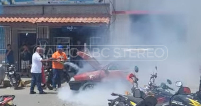 Comerciantes consiguieron un extinguidor para sofocar las llamas. Foto: Cortesía/Radio ABC Stereo