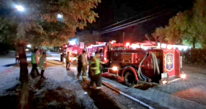 Unidades de bomberos se presentaron al lugar. Foto: Cortesía/Radio ABC Stereo