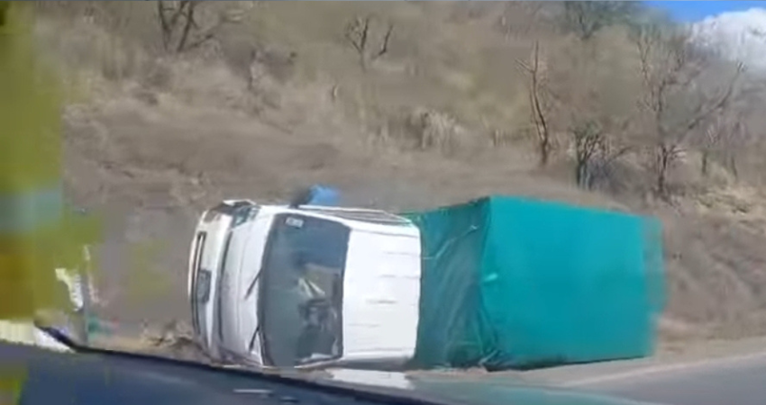 El conductor perdió el control del vehículo tras una ponchadura de llanta. Foto: Cortesía El conductor perdió el control del vehículo tras una ponchadura de llanta. Foto: Cortesía