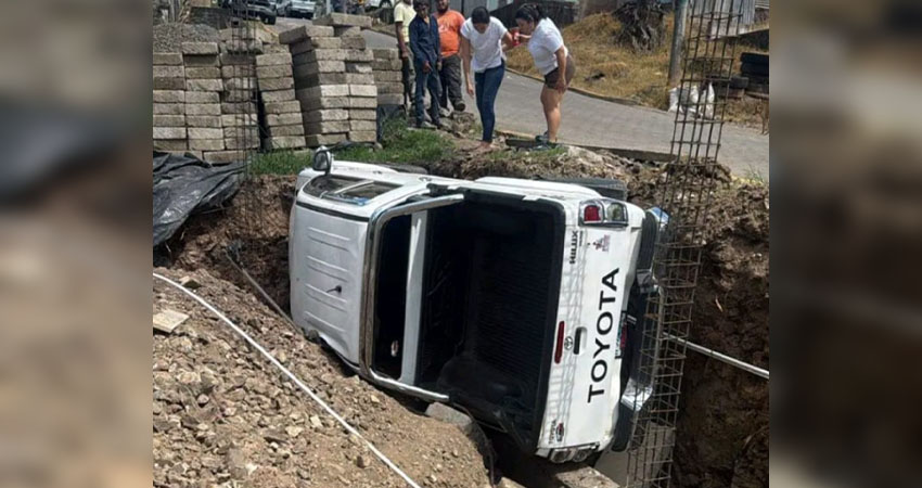 Una camioneta Toyota cayó en una zanja. Foto: Cortesía Una camioneta Toyota cayó en una zanja. Foto: Cortesía