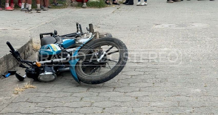 El lesionado conducía una moto Yamaha azul. Foto: Cortesía/Radio ABC Stereo