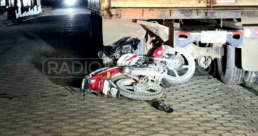 Motociclista lesionado al impactar contra un camión estacionado.             Foto: Cortesía / Radio ABC Stereo