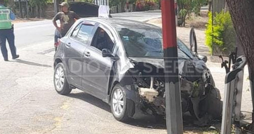 Conductor se estrelló contra u árbol.  Foto: Cortesía/Radio ABC Stereo