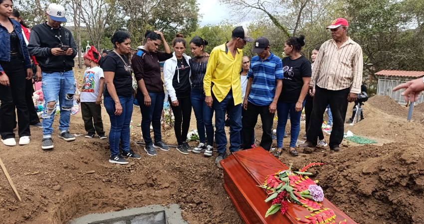 El accidente ocurrió cuando el peatón cruzaba la calle y un motociclista lo embistió.