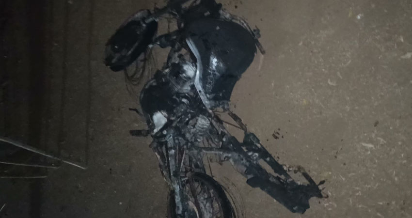 El afectado relató que un hombre empezó a lanzarle piedras, por lo que se vio obligado a bajarse de la moto, momento que el agresor aprovechó para quemar el medio de transporte.