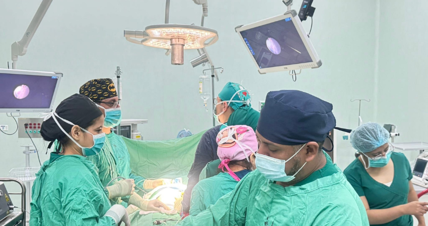 El procedimiento estuvo a cargo de un equipo multidisciplinario encabezado por el Dr. Néstor Pavón. Foto: Cortesía