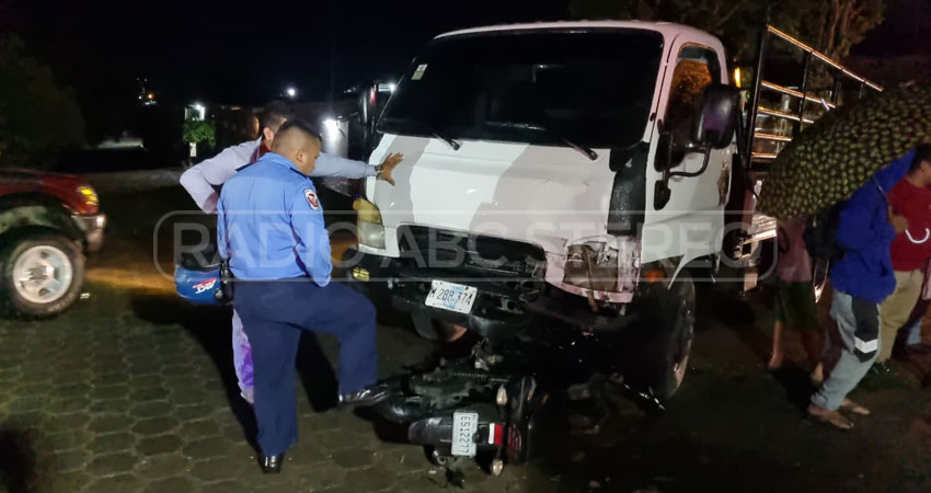 Aparentemente el conductor del camioncito hizo un giro indebido y terminó embistiendo al joven, cuya moto quedó bajo las llantas del camión.
