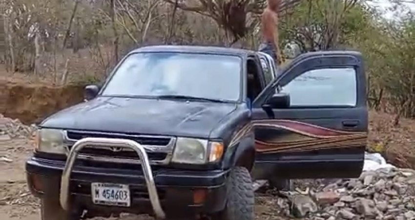 Los señalados llegaron en una camioneta con placas de Managua. Foto: Cortesía