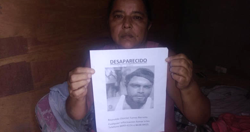 Eloisa Barreto muestra la foto de su hijo. Foto: Juan Fco. Dávila/Radio ABC Stereo