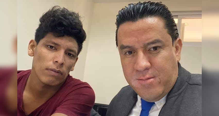 Oscar Rodríguez (izq) junto a su abogado Gabriel Díaz (der). Foto: Cortesía