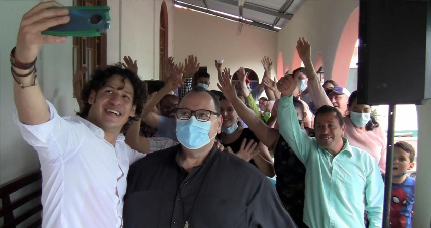 En una emotiva actividad, el padre Francisco Valdivia se despidió de los feligreses. Foto: Juan Fco. Dávila/Radio ABC Stereo