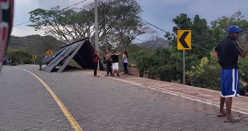 Los techos quedaron a varios metros de las viviendas. Foto: Cortesía