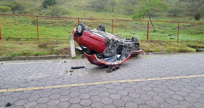 Tras el vuelco, el cadete abandonó el vehículo. Foto: Cortesía/Radio ABC Stereo