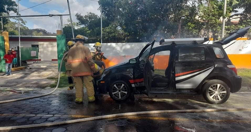 Lograron controlar el fuego antes de que se propagara al resto del vehículo. Foto: Juan Fco. Dávila/Radio ABC Stereo