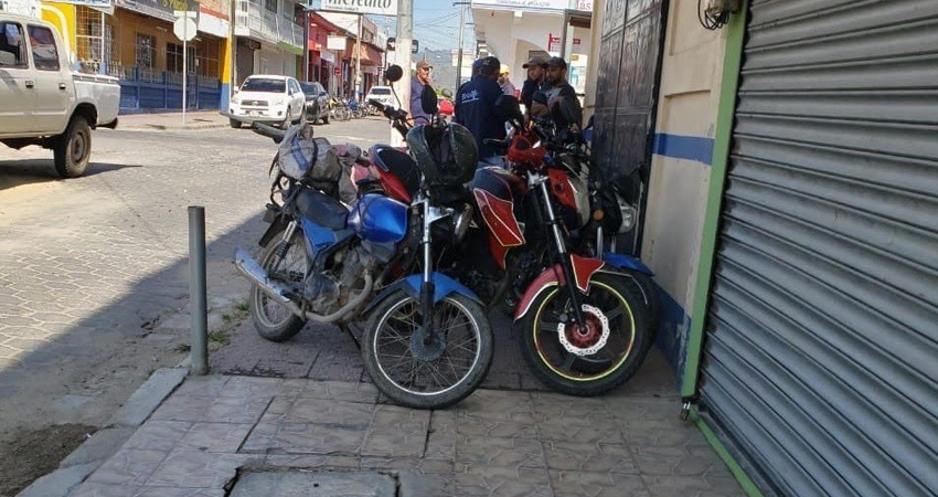 Motos en el costado sureste de Enacal. Foto: Alba Nubia Lira/Radio ABC Stereo