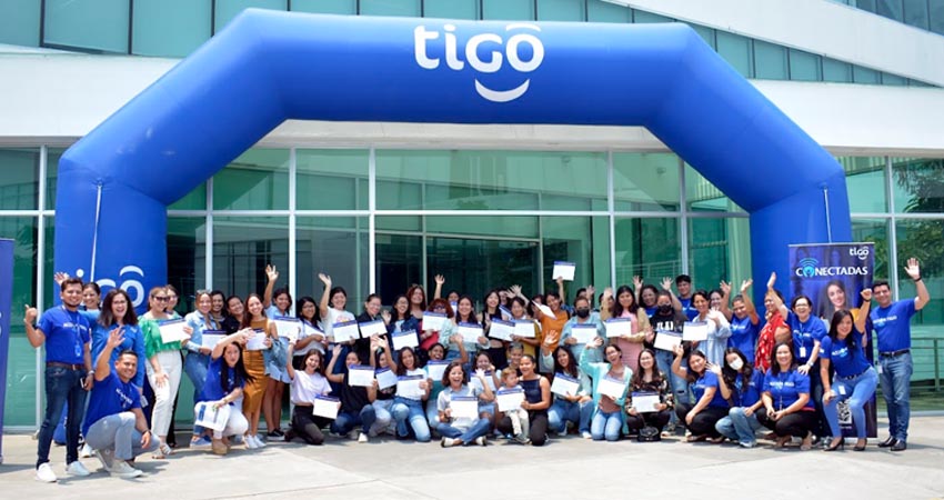 Tigo reafirma su compromiso con la formación de las niñas y mujeres a través de sus autopistas digitales. Foto: Tigo Nicaragua