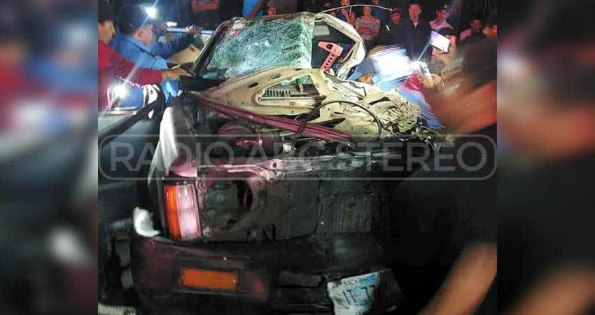 Aparatosa colisión entre una camioneta y una rastra. Foto: Cortesía/Radio ABC Stereo