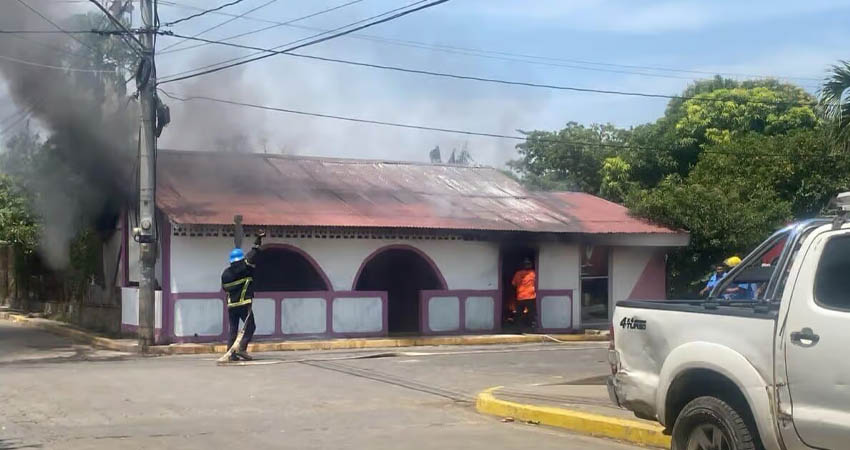 Incendio consume vivienda de alcaldesa. Foto: Cortesía/Radio ABC Stereo