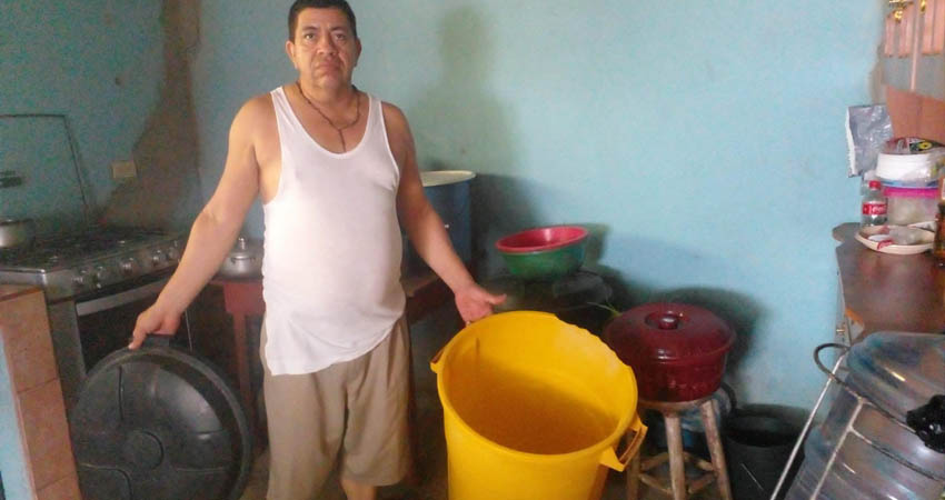 Pobladores del barrio 19 de julio sin agua potable. Foto: Cortesía/Radio ABC Stereo