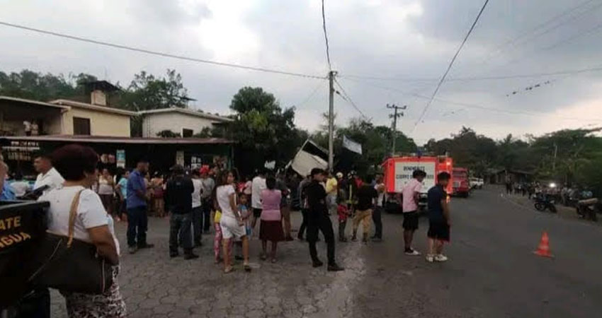 Conductor de camión muere al estrellarse contra vivienda. Foto: Cortesía/Radio ABC Stereo