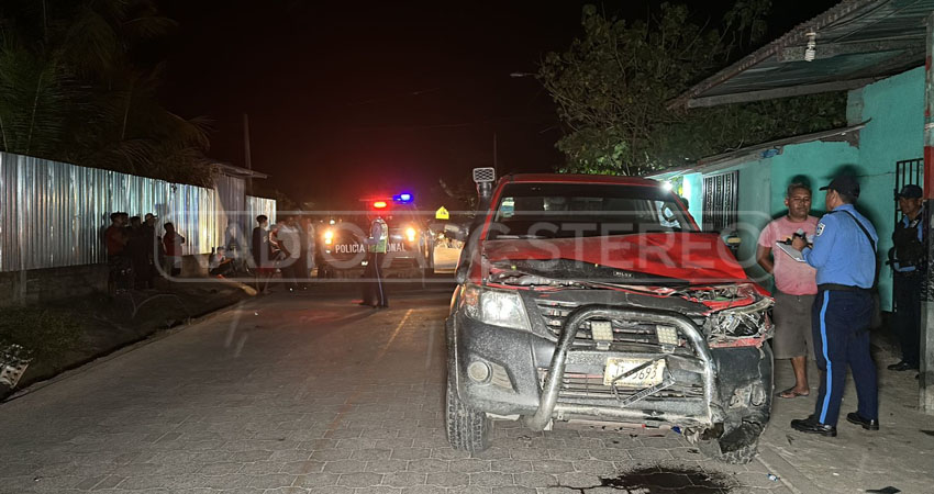 Camioneta impactó a dos personas que iban en motocicleta.