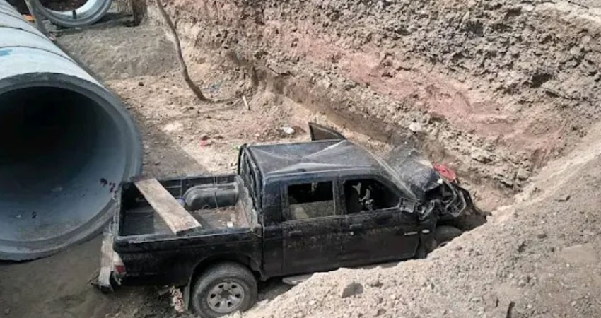 Un barbero y un comerciante murieron en la tragedia vial. Los  fallecidos y sobrevivientes iban en una camioneta y cayeron en una zanja.