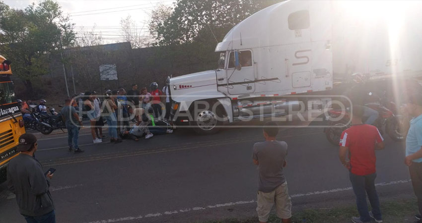 La motociclista estaba esperando que la luz roja del semáforo cambiara a verde, cuando un furgón blanco que estaba detrás de ella la embistió.