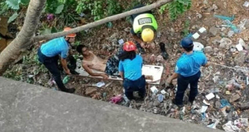 "Al parecer se quería quitar la vida", especularon los curiosos que estaban atentos al rescate del hombre no identificado que se lanzó del puente central Walter Penzke Torrez, del municipio de Chinandega.