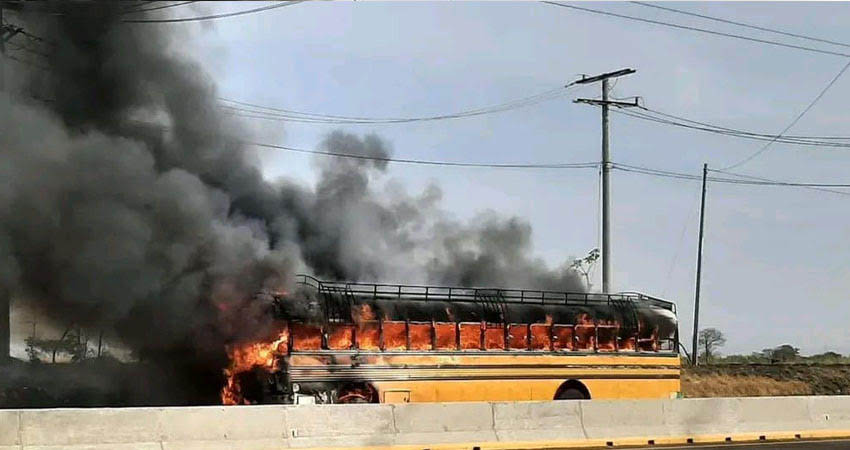 El bus quedó reducido a chatarra, mientras, los pasajeros afortunadamente no sufrieron ninguna quemadura.