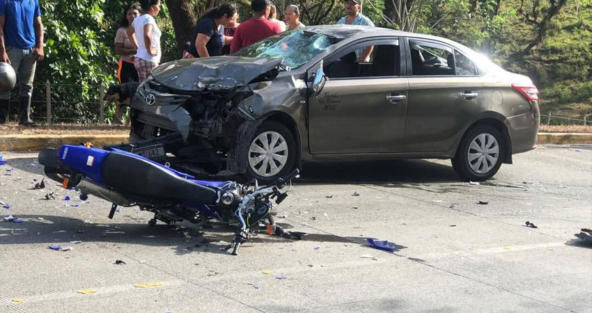La motocicleta chocó de frente contra un automóvil. Foto: Cortesía/Radio ABC Stereo La motocicleta chocó de frente contra un automóvil. Foto: Cortesía/Radio ABC Stereo